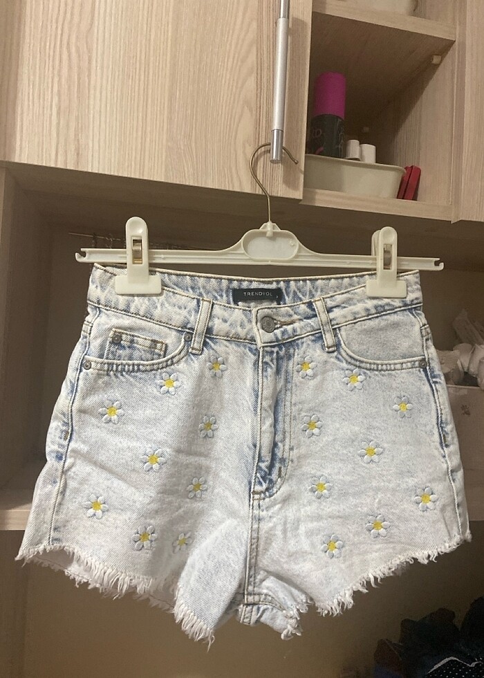 Trendyolmilla çiçek desenli kot şort - Görsel 2