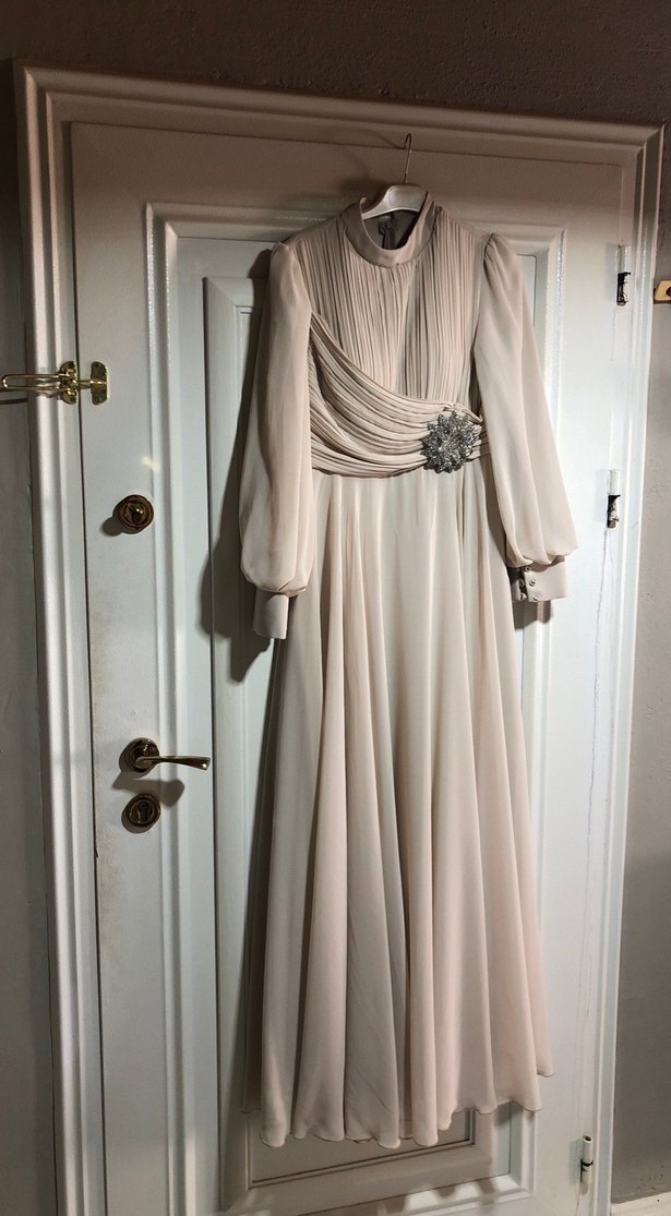 Drapeli bej tesettür abiye elbise - Görsel 3