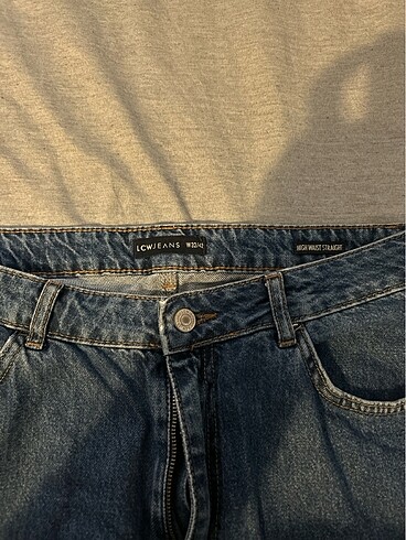 LC Waikiki Lcw markasına ait high waıst straıght kot pantolon.