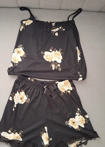 Çiçek Desenli Siyah Kadın Mini Pijama Takımı