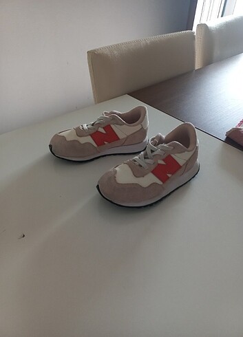 NEW BALANCE 27.5 numaradır