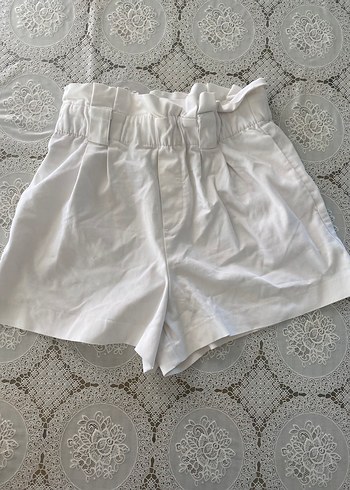 Kadın Beyaz Pamuklu Kemerli Mini Şort