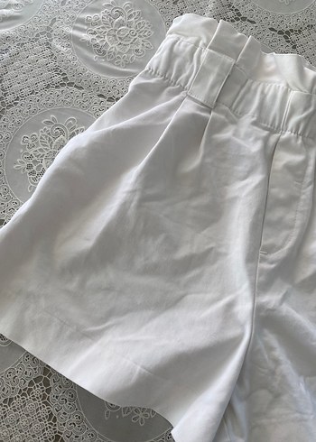 Zara Kadın Beyaz Pamuklu Kemerli Mini Şort