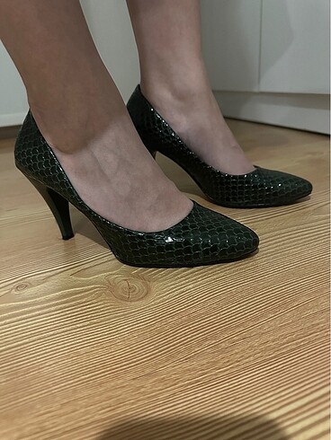 Yılan derili stiletto