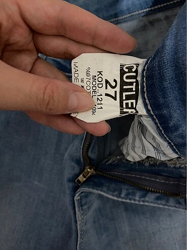 Diğer Kadın yırtık kot pantolon