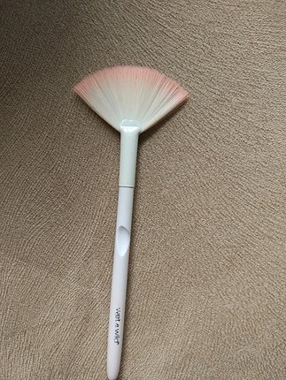 wet n wild aydınlatıcı fırçası