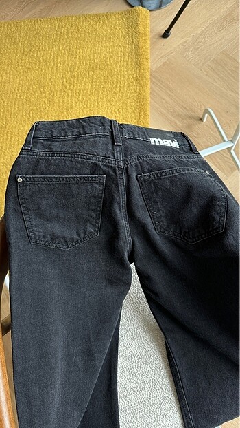 xs Beden Mavi, Siyah kot pantolon