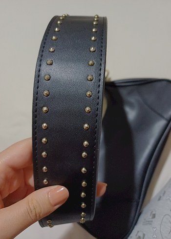  Beden siyah Renk Bershka Zımbalı Baget Çanta