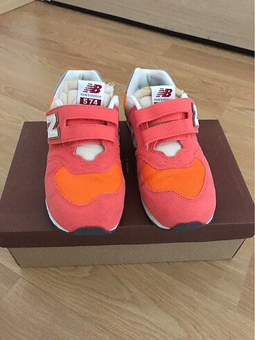 Kız çocuk orijinal new balance spor ayakkabı.