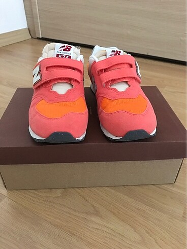 New Balance Kız çocuk orijinal new balance spor ayakkabı.