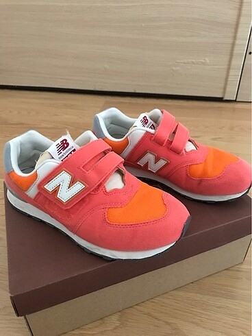 35 Beden turuncu Renk Kız çocuk orijinal new balance spor ayakkabı.