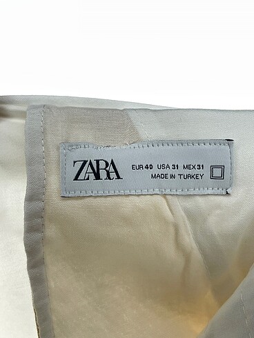40 Beden beyaz Renk Zara Düz Kesim %70 İndirimli.