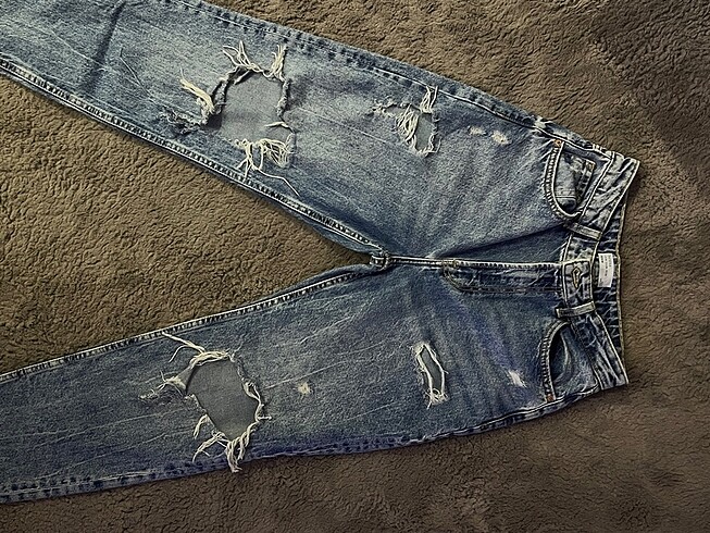 36 Beden Bershka Yırtık Kot Pantalon