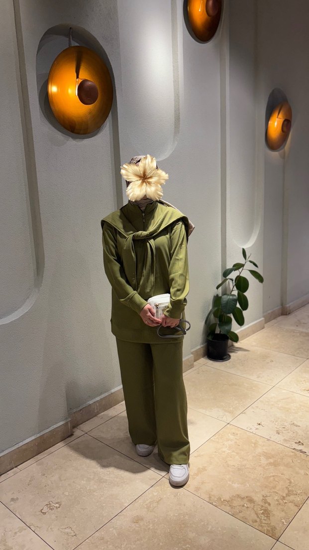 Haki ve beyaz takım omuz seyyardır beden için yazımız - Görsel 3