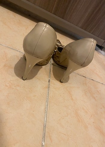 Bej Parlak Yılan Desenli Fiyonklu Stiletto - Görsel 5