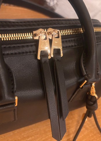 Charles & Keith Siyah Deri Bowling Çantası - Görsel 3