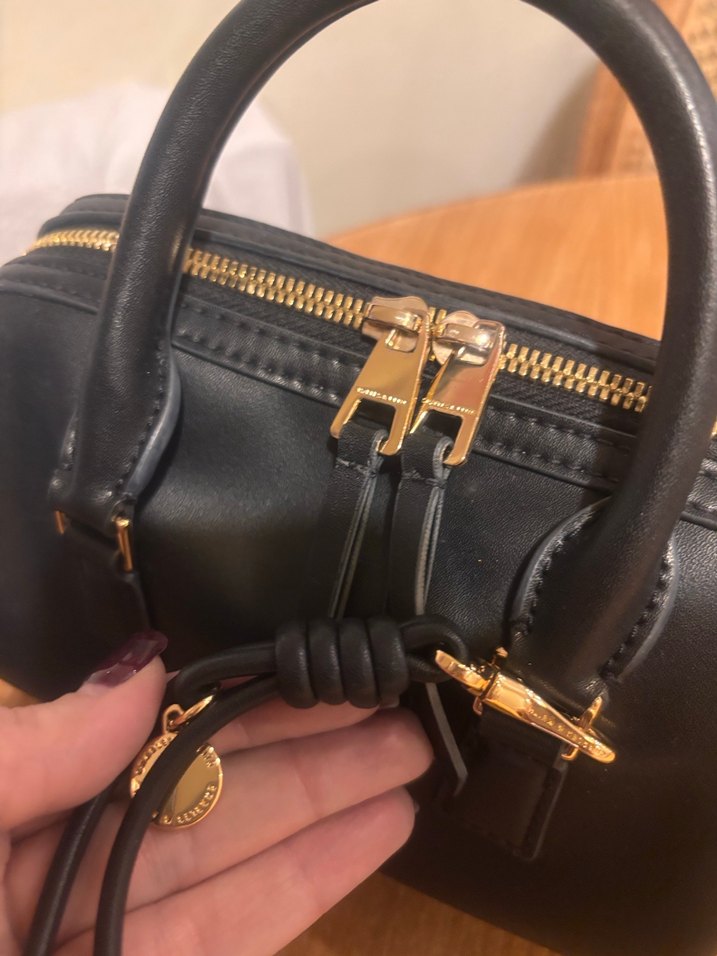 Charles & Keith Siyah Deri Bowling Çantası - Görsel 2