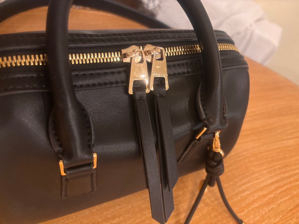 Charles & Keith Siyah Deri Bowling Çantası - Görsel 3