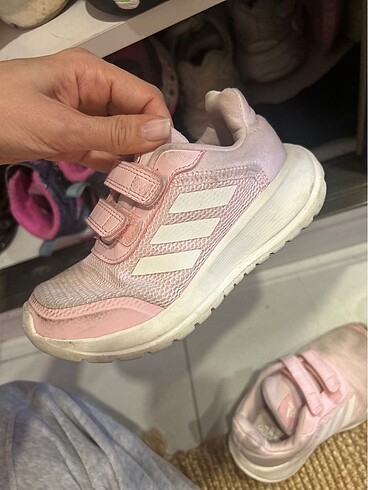 Adidas 28 numara ama 27-28 giyebilir kalıbı küçük tombul ayak 28