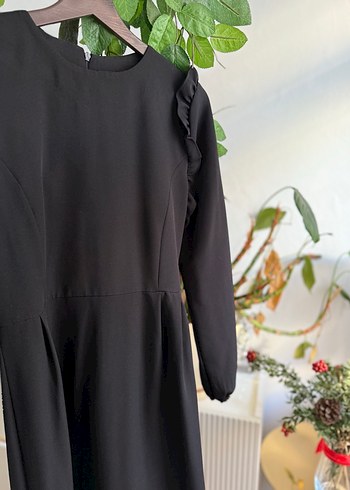 Siyah belden detaylı tesettür elbise - Görsel 4