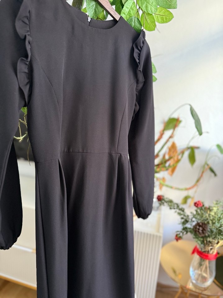 Siyah belden detaylı tesettür elbise - Görsel 3