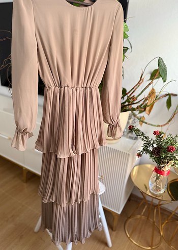 Bej Piliseli Uzun Kadın Elbise - Görsel 3