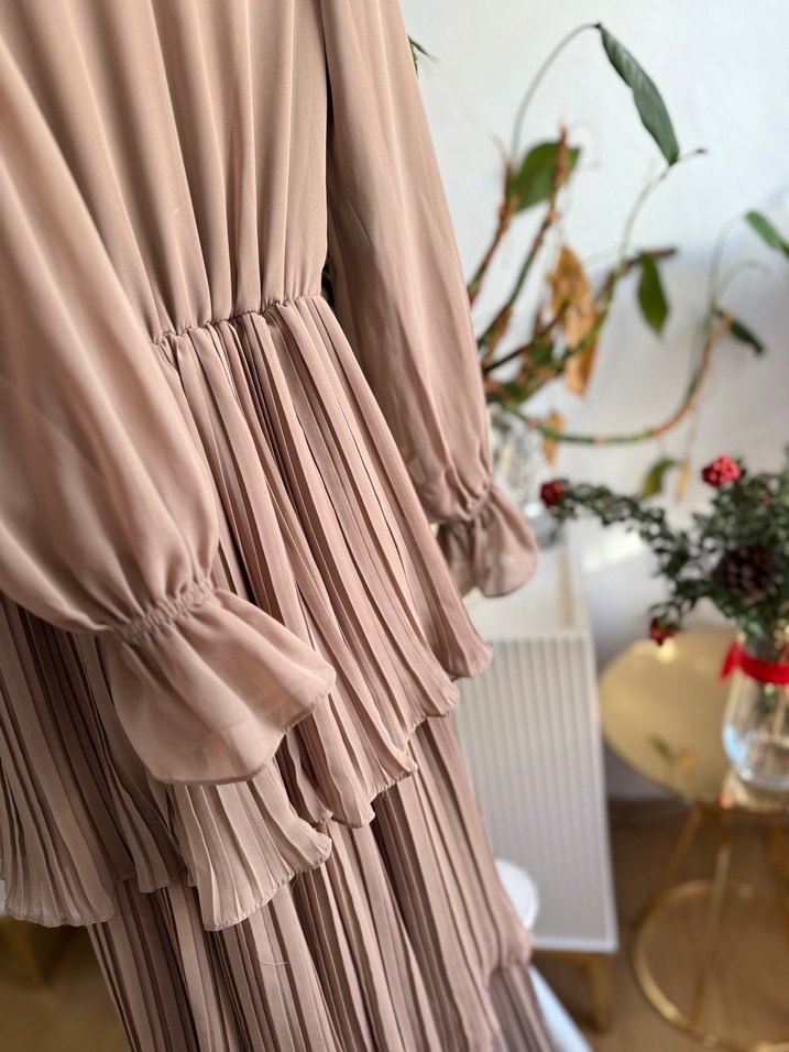 Bej Piliseli Uzun Kadın Elbise - Görsel 2