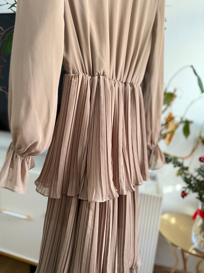 Bej Piliseli Uzun Kadın Elbise - Görsel 4