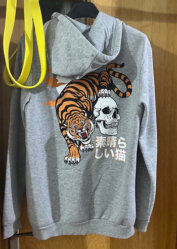 Gri Kapüşonlu Zincir Detaylı Baskılı Sweatshirt