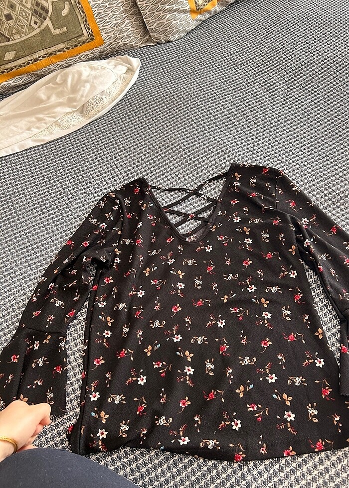 Cicekli Sırt İp detayli V yaka Bluz - Görsel 2