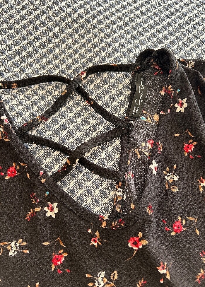 Cicekli Sırt İp detayli V yaka Bluz - Görsel 3