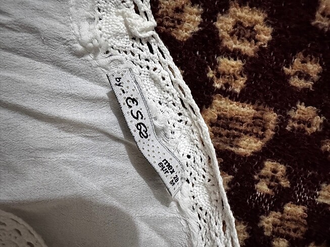 Askılı beyaz dantel detaylı bluz