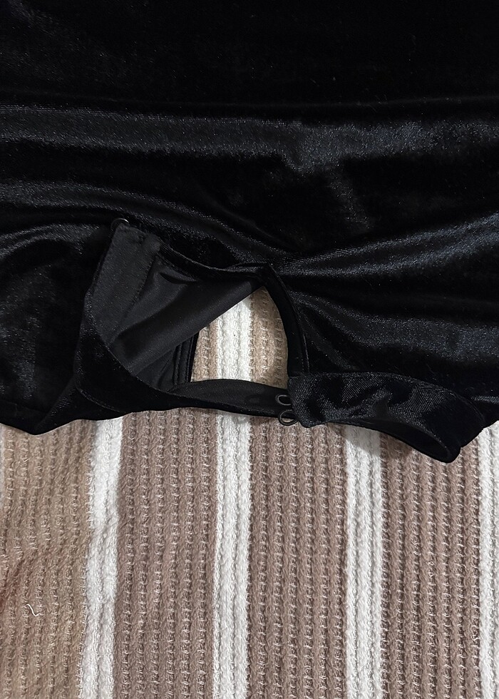 Siyah saten etekli takım - Görsel 4