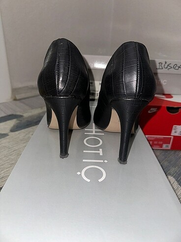 38 Beden Yilan derisi desenli siyah stiletto