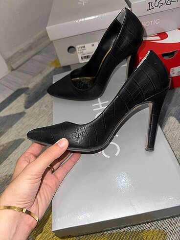 Yilan derisi desenli siyah stiletto