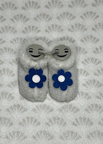 Kız Bebek Beyaz Nakışlı Peluş Patik - Görsel 3