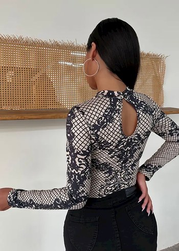 Dantel ve Yılan Desenli Siyah beyaz Dar Kesim Bluz - Görsel 2