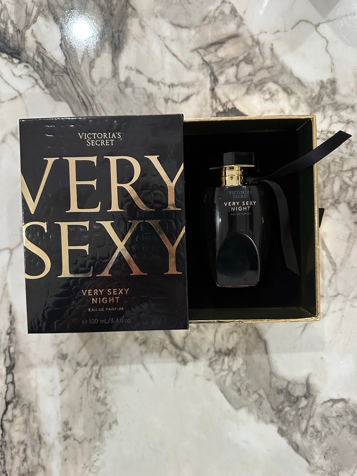 Victoria's Secret Very Sexy Night Kadın Parfümü 100 ml - Görsel 2