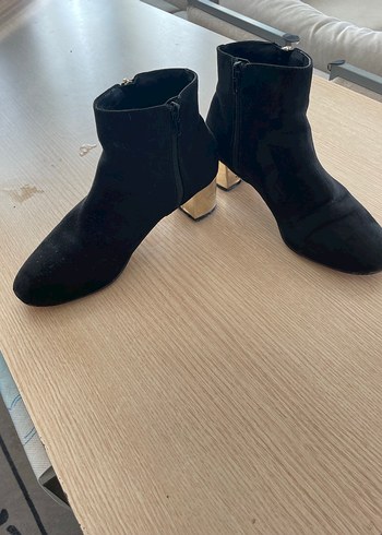 Siyah Süet Kadın Botlar Altın Fermuar Topuk Detaylı - Görsel 2