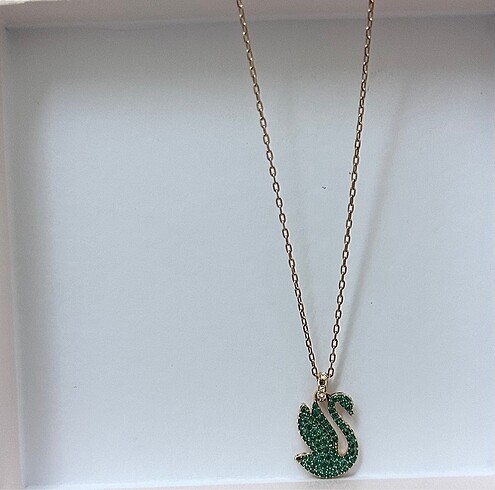 swarovski yeşil swan kolye