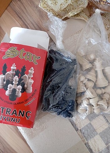 Beden Ahşap zeminli büyük boy satranç takımı