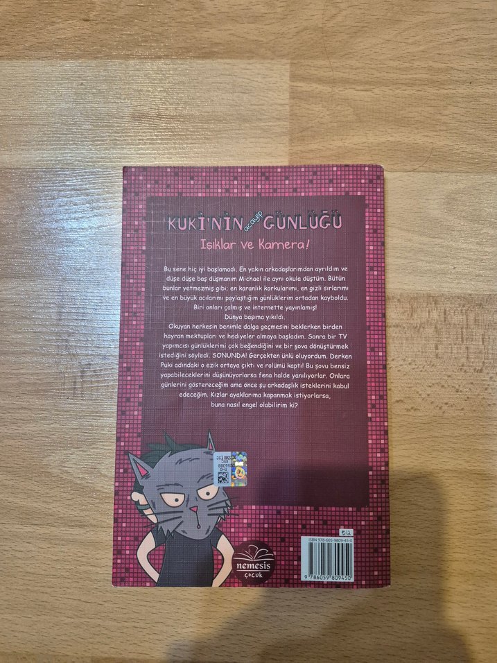 Kuki'nin Acayip Günlüğü: Işıklar ve Kamera (Çocuk Kitabı) - Görsel 2