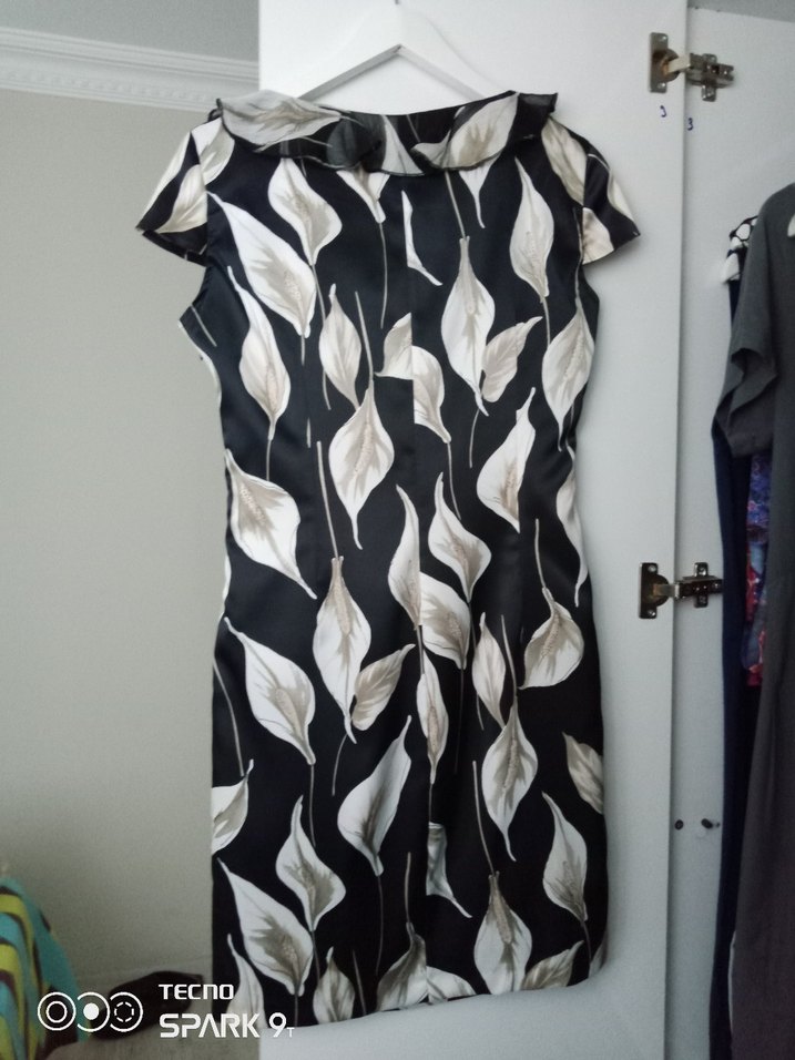 Yuvarlak Yaka Siyah Gri Yaprak Desenli Mini Elbise - Görsel 4