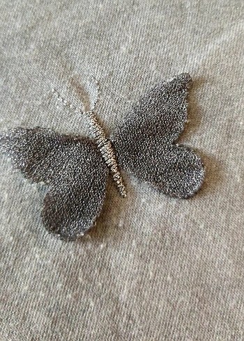 Gri V Yaka Kelebek Motifli Tişört - Görsel 2