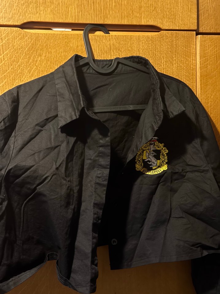 Siyah Hufflepuff Nakışlı Rozetli gömlek - Görsel 3
