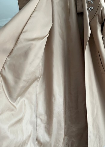 Nakış Detaylı Bej Uzun Kadın Trençkot - Görsel 4