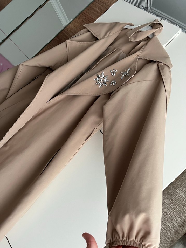 Nakış Detaylı Bej Uzun Kadın Trençkot - Görsel 2