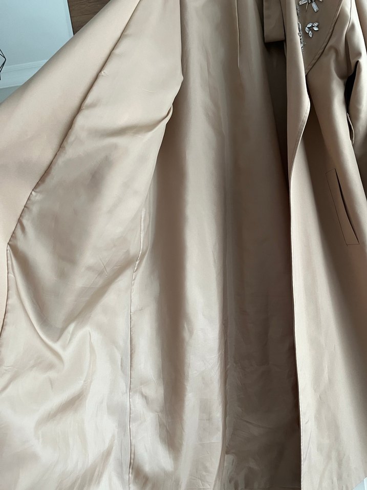 Nakış Detaylı Bej Uzun Kadın Trençkot - Görsel 4