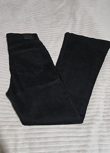 42 Beden siyah Renk Bershka Jean( etiketi üzerinde, sıfır ürün)