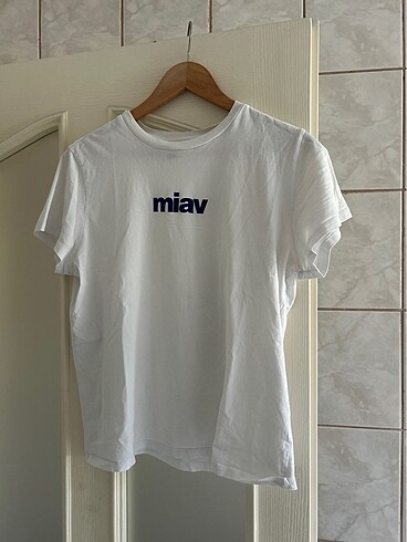 Mavi marka beyaz miav yazı t-shirt